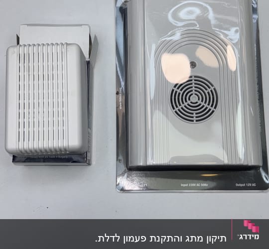 שני פעמונים חשמליים באריזותיהם על שולחן לבן.